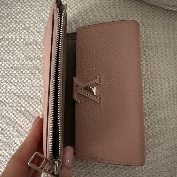 🌟HOST PICK🌟LOUIS VUITTON WALLET - Picture 4 of 6
